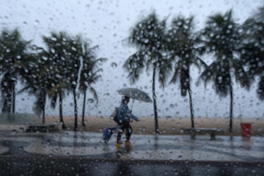 Personas caminan bajo la lluvia, en una fotografía de archivo. EFE/Marcelo Sayão