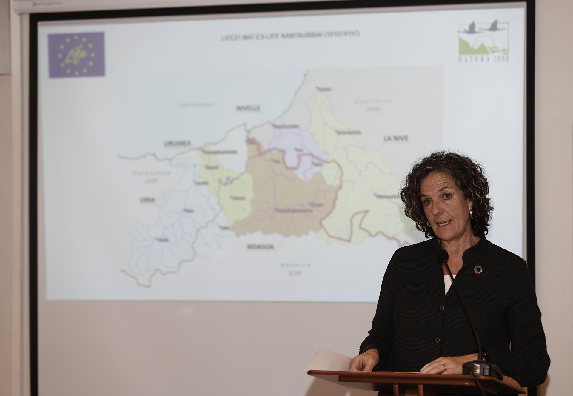 La consejera de Medio Ambiente del Gobierno de Navarra, Itziar Gómez durante su intervención para presentar el proyecto. EFE/ Jesus Diges