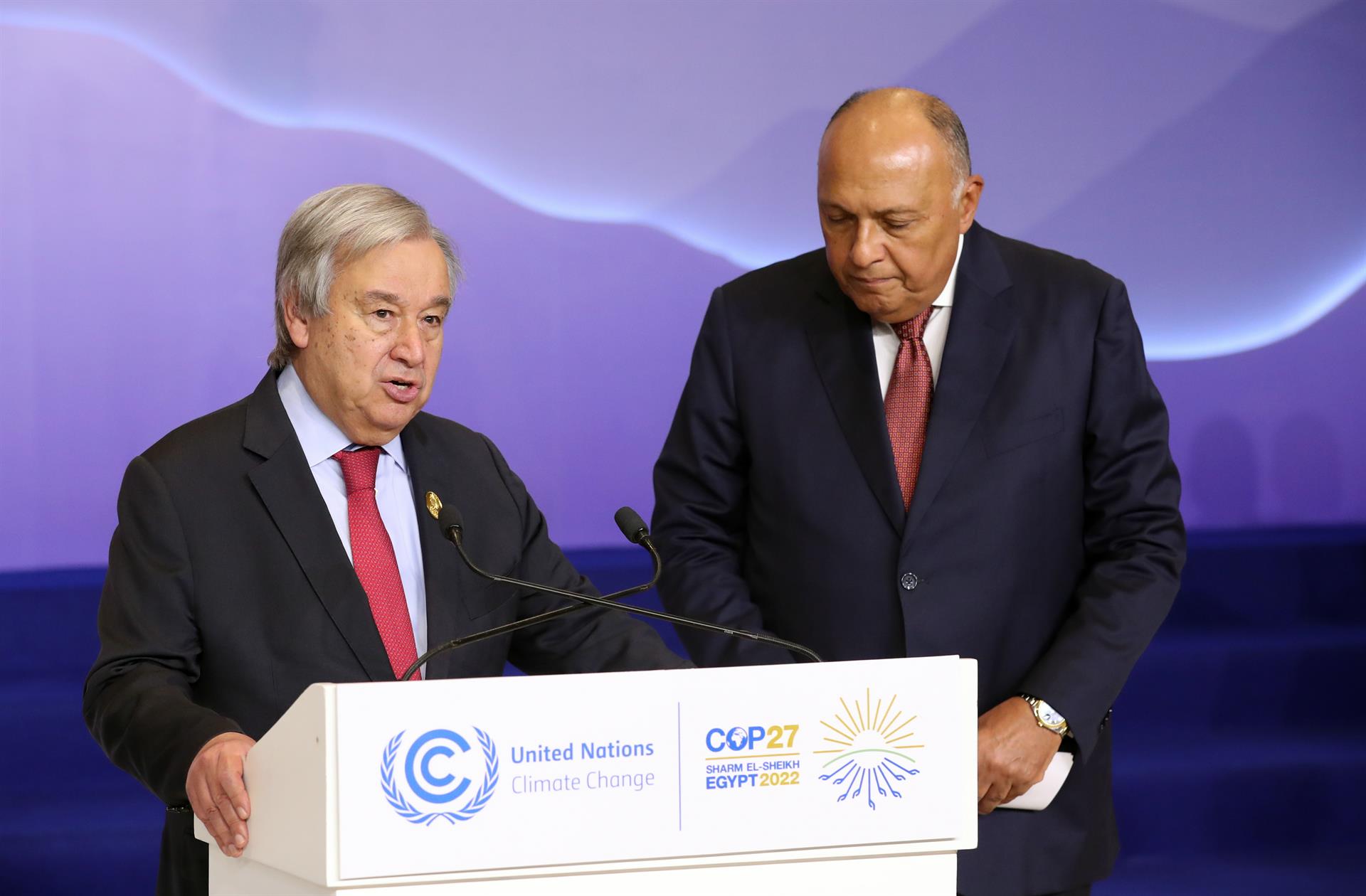 Sharm El-sheikh (Egypt), 17/11/2022.- United Nations Secretary-General Antonio Guterres (L) speaks next to President of the COP27 climate summit Sameh Shoukry (R) during the COP27 UN Climate Summit in Sharm El-Sheikh, Egypt, 17 November 2022. The 2022 United Nations Climate Change Conference (COP27), runs from 06-18 November, and is expected to host one of the largest number of participants in the annual global climate conference as over 40,000 estimated attendees, including heads of states and governments, civil society, media and other relevant stakeholders will attend. The events will include a Climate Implementation Summit, thematic days, flagship initiatives, and Green Zone activities engaging with climate and other global challenges. (Egipto) EFE/EPA/KHALED ELFIQI