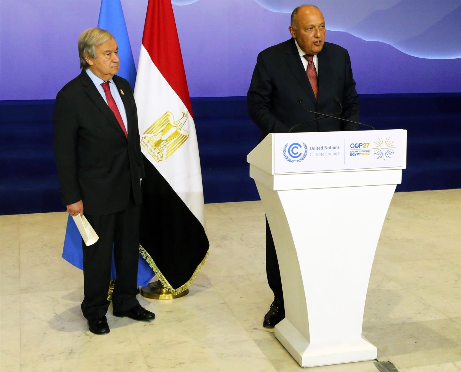 Sharm El-sheikh (Egypt), 17/11/2022.- President of the COP27 climate summit Sameh Shoukry (R) speaks next to United Nations Secretary-General Antonio Guterres (L) during the COP27 UN Climate Summit in Sharm El-Sheikh, Egypt, 17 November 2022. The 2022 United Nations Climate Change Conference (COP27), runs from 06-18 November, and is expected to host one of the largest number of participants in the annual global climate conference as over 40,000 estimated attendees, including heads of states and governments, civil society, media and other relevant stakeholders will attend. The events will include a Climate Implementation Summit, thematic days, flagship initiatives, and Green Zone activities engaging with climate and other global challenges. (Egipto) EFE/EPA/KHALED ELFIQI
