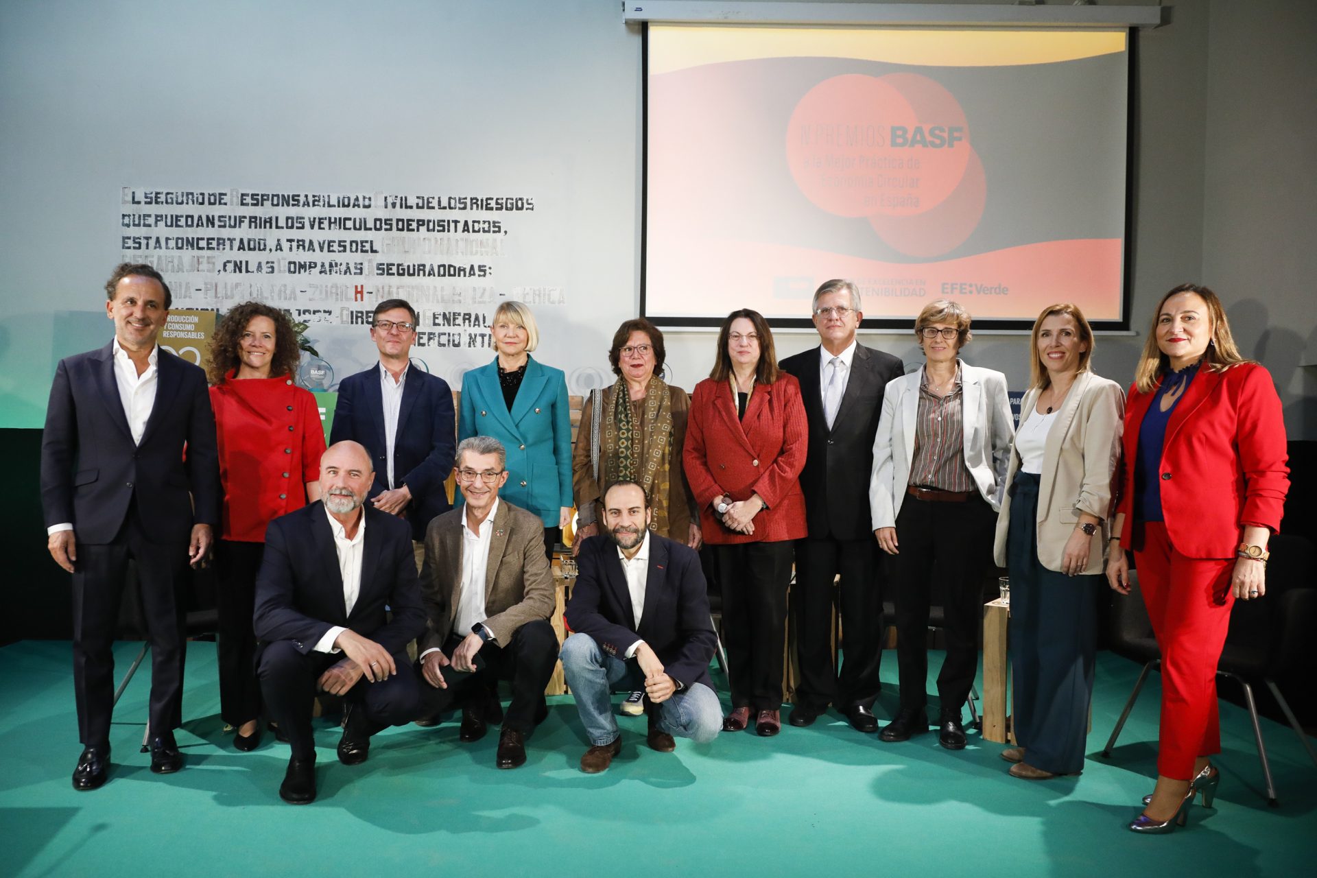 Foto de familia de los galardonados en la IV edición de los premios BASF a la mejor práctica de economía circular en España, este jueves en Madrid. EFE/ David Fernández