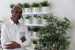El secretario ejecutivo para la Convención de Lucha contra la Desertificación de Naciones Unidas (UNCCD), Ibrahim Thiaw, durante una entrevista con Efe en Madrid, donde se encuentra para participar junto a otras autoridades españolas e internacionales en la celebración el viernes del Día Mundial de la Desertificación. EFE/Sergio Pérez
