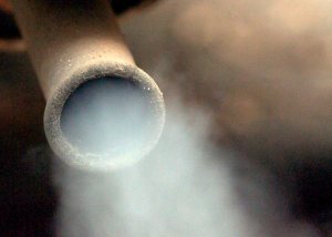 Una imagen de archivo que muestra la salida de humo por el tubo de escape de un coche en Colonia, Alemania. EFE/Alexander Ruesche