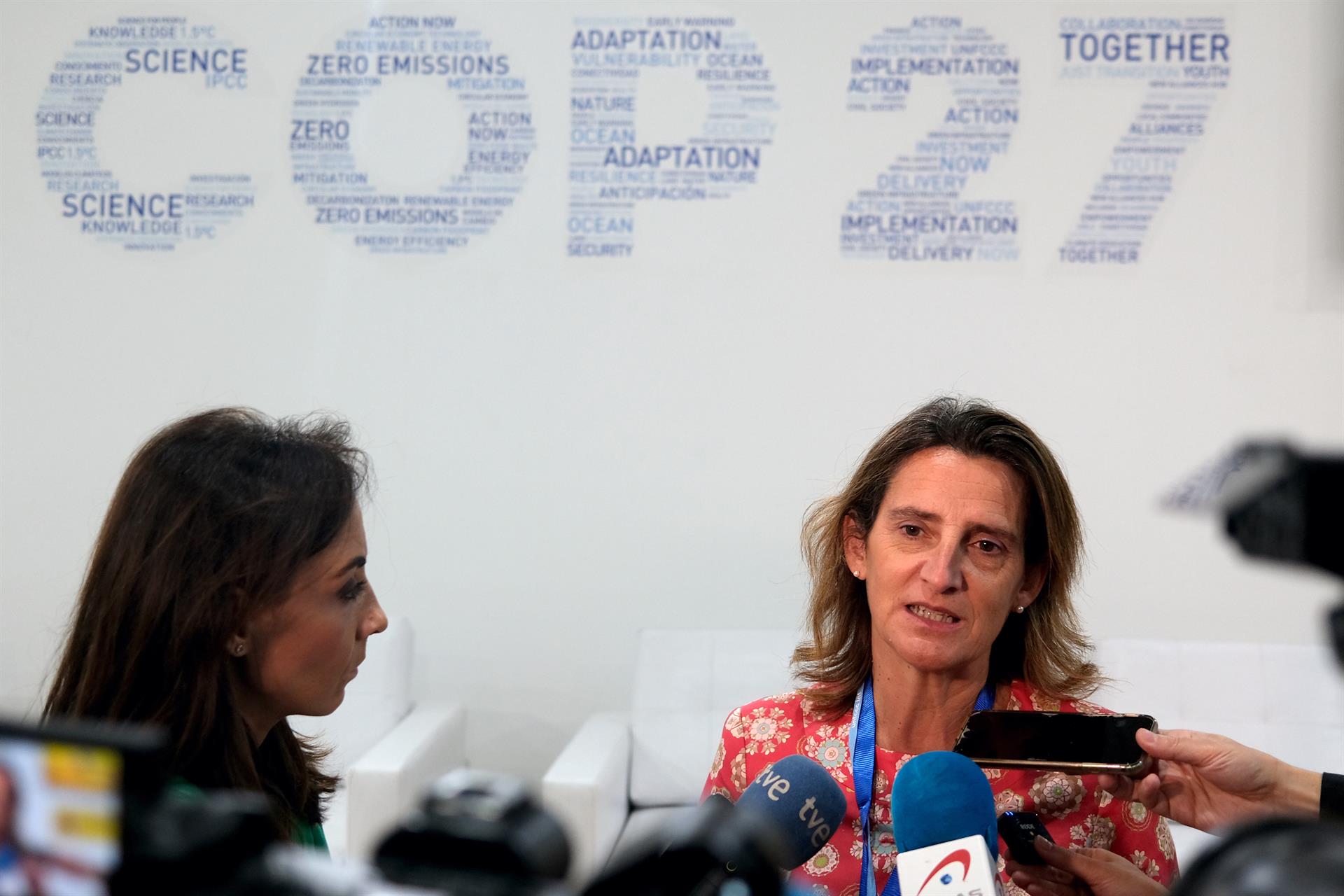 Sharm El Sheikh (Egypt), 07/11/2022.- Spanish Environment and Energy Minister Teresa Ribera (R) speaks to the media during the 2022 United Nations Climate Change Conference (COP27), in Sharm El-Sheikh, Egypt, 07 November 2022. The 2022 United Nations Climate Change Conference (COP27), running from 06 to 18 November in Sharm El-Sheikh, is expected to host one of the largest number of participants in the annual global climate conference of over 40,000 estimated attendees, including heads of states and governments, civil society, media and other relevant stakeholders. The events will include Climate Implementation Summit, thematic days, flagship initiatives, and Green Zone activities engaging with climate and other global challenges. (Egipto) EFE/EPA/SEDAT SUNA
