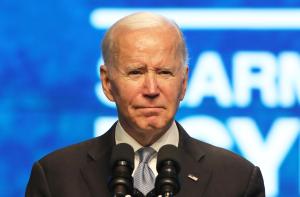 Sharm El-sheikh (Egypt), 11/11/2022.- US President Joe Biden delivers his speech at the 2022 United Nations Climate Change Conference (COP27), in Sharm El-Sheikh, Egypt, 11 November 2022. The 2022 United Nations Climate Change Conference (COP27), runs from 06-18 November, and is expected to host one of the largest number of participants in the annual global climate conference as over 40,000 estimated attendees, including heads of states and governments, civil society, media and other relevant stakeholders will attend. The events will include a Climate Implementation Summit, thematic days, flagship initiatives, and Green Zone activities engaging with climate and other global challenges. (Egipto) EFE/EPA/KHALED ELFIQI