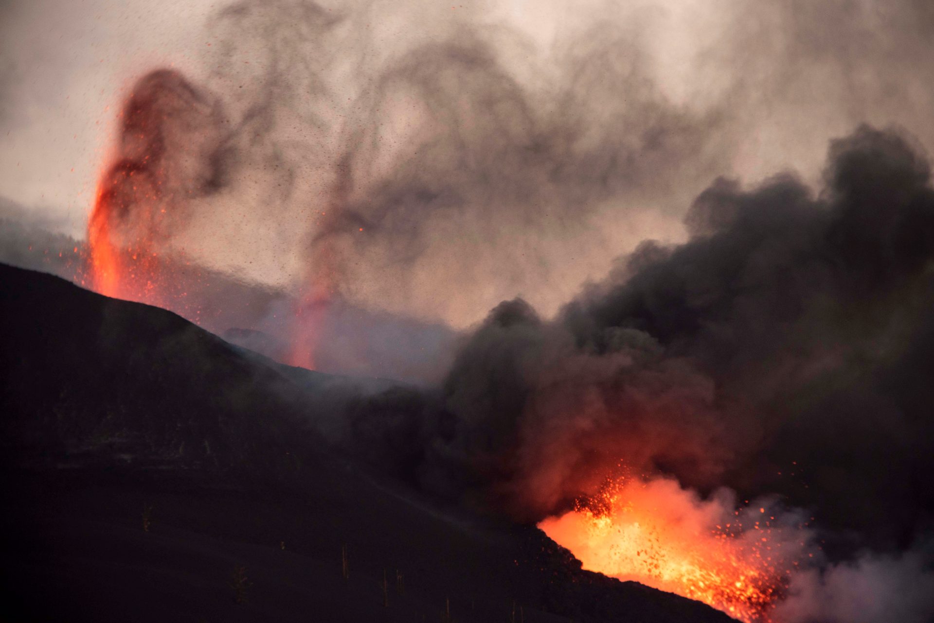 Imagen de archivo del avance de la lava de la erupción volcánica de Cumbre Vieja, en la isla canaria de La Palma, al mar tras arrasando en su camino edificaciones, invernaderos y plataneras. EFE/Miguel Calero