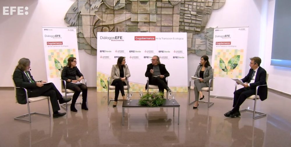 Un momento del encuentro informativo 'Cogobernanza en la transición ecológica', celebrado en el marco de los Diálogos EFE Medio Ambiente, en el que han participado, de izquierda a derecha, el director de EFEVerde, Arturo Larena; la directora del área técnica de la Confederación Empresarial Valenciana (CEV), Elisa del Río; la concejala de Ciclo Integral del Agua del Ajuntament de València, Elisa Valía; el decano del Colegio de Arquitectos de la Comunitat Valenciana, Luis Sendra; la directora del grupo de Meteorología y Climatología del Centro de Estudios Ambientales del Mediterráneo (CEAM), Samira Khodayar, y el delegado de EFE en la Comunitat Valenciana, Adolfo Ibarra.EFE/