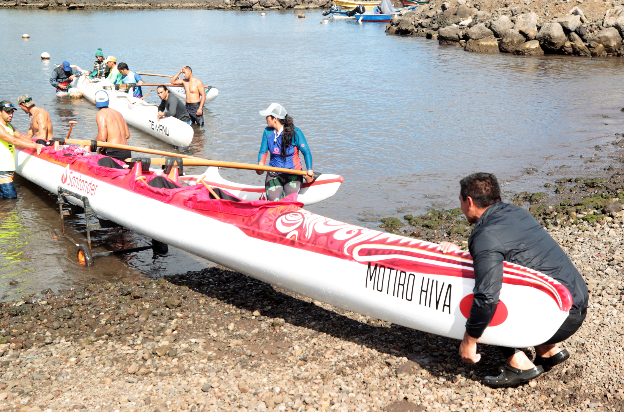 SLA DE PASCUA (CHILE), 03/12/2022.- Remeros preparan la canoa polinésica en una sesión de entrenamiento para el desafío Hoki Mai, el 18 de noviembre de 2022 en el puerto de la isla de Pascua (Chile). Diez remeros, seis a bordo de una canoa típica polinesia, y cuatro para dar relevos, partieron este sábado desde la Isla de Pascua en dirección al Parque Motu Motiro Hiva, en la Isla Salas y Gómez, en el inicio del "Desafío Hoki Mai", una inédita iniciativa por la defensa de los océanos. EFE/ Javier Martín