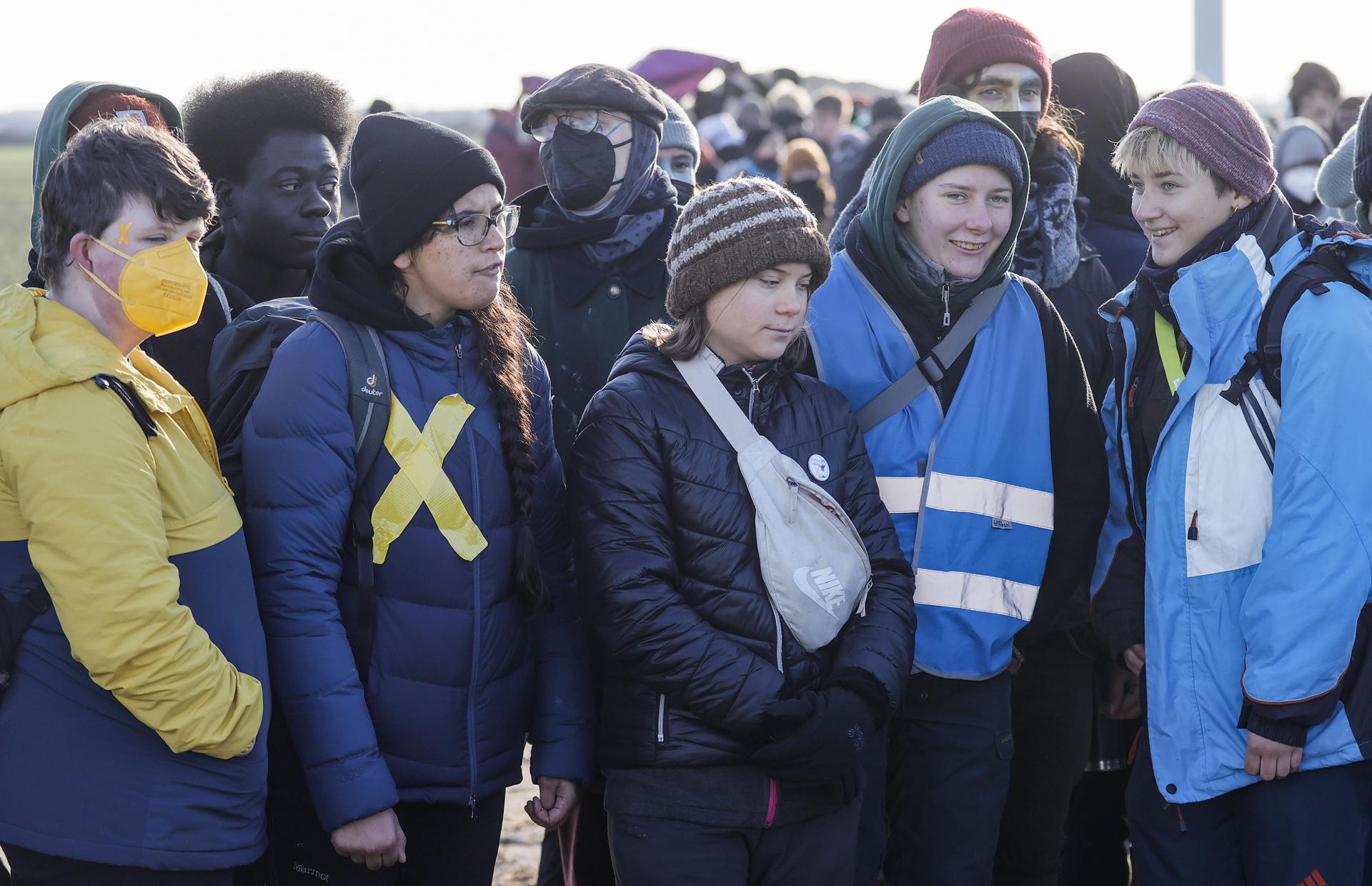 Neurath (Germany), 17/01/2023.- Swedish climate activist Greta Thunberg (C) attends a rally of climate protection activists near the village of Luetzerath, Germany, 17 January 2023. The village of Luetzerath in North Rhine-Westphalia state is to make way for lignite mining despite the decision to phase out coal. The Garzweiler open pit mine, operated by German energy supplier RWE, is at the focus of protests by people who want Germany to stop mining and burning coal as soon as possible in the fight against climate change. (Protestas, Abierto, Alemania) EFE/EPA/RONALD WITTEK