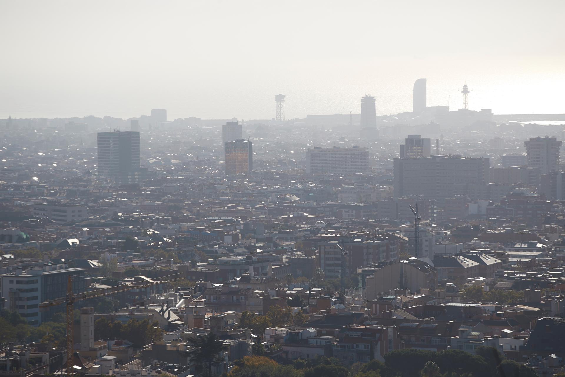 Fotografía de archivo de la ciudad de Barcelona en un episodio de contaminación. EFE/Alejandro Garcia