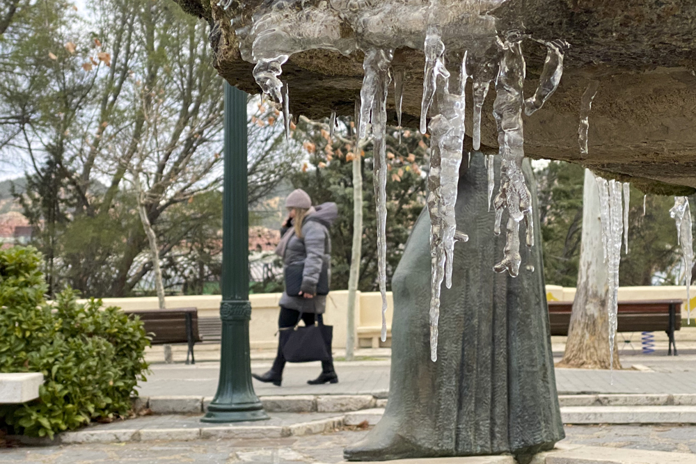 TERUEL, 23/01/2023.- Carámbanos en una fuente de un parque de Teruel debido a las bajas temperaturas invernales. EFE/Antonio Garcia