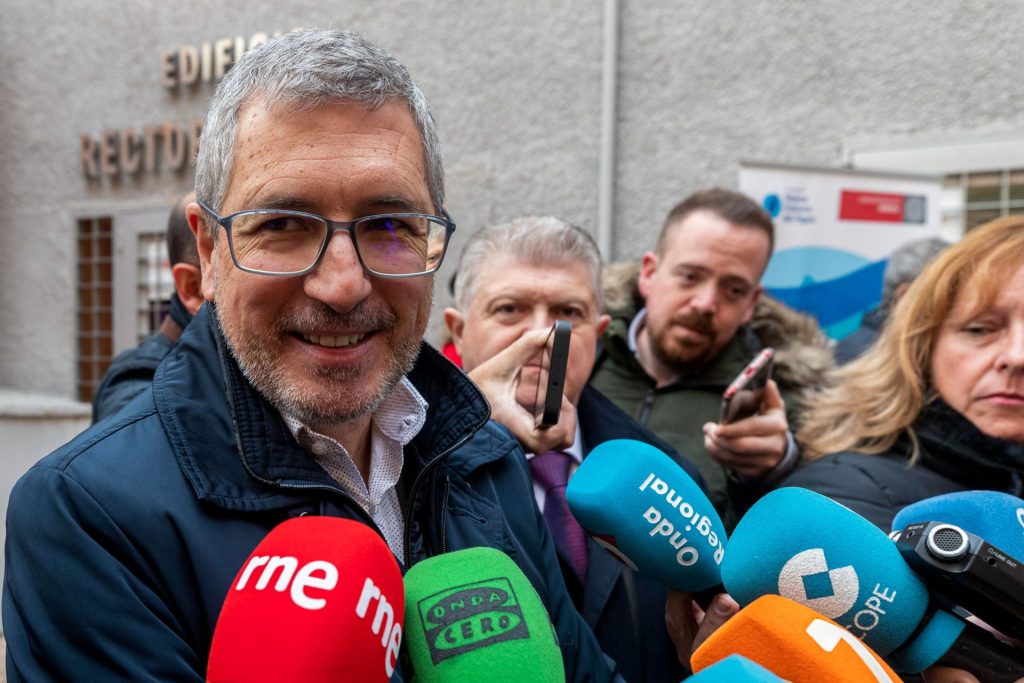 MURCIA, 26/01/2023.- El secretario de Estado de Medio Ambiente, Hugo Morán atiende a la prensa momentos antes de la apertura del Duodécimo Congreso Ibérico de Gestión y Planificación del Agua, que organiza la Fundación Nueva Cultura del Agua, este jueves en el Paraninfo de la Universidad de Murcia. EFE/Marcial Guillén