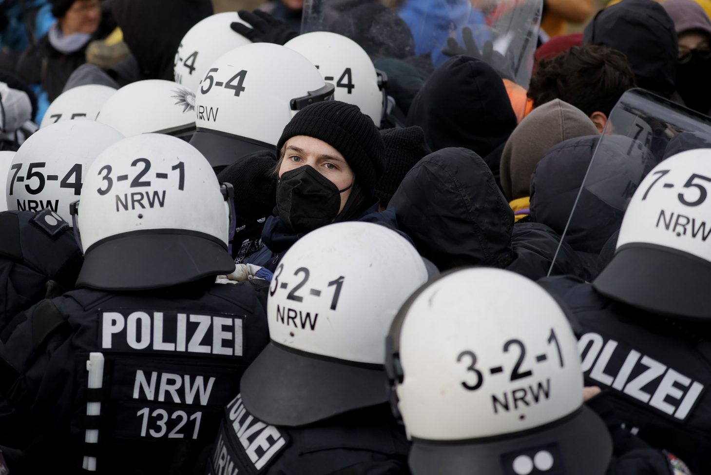 Policías y manifestantes se enfrentan cerca de la aldea de Luetzerath, Alemania, este martes. EFE/RONALD WITTEK