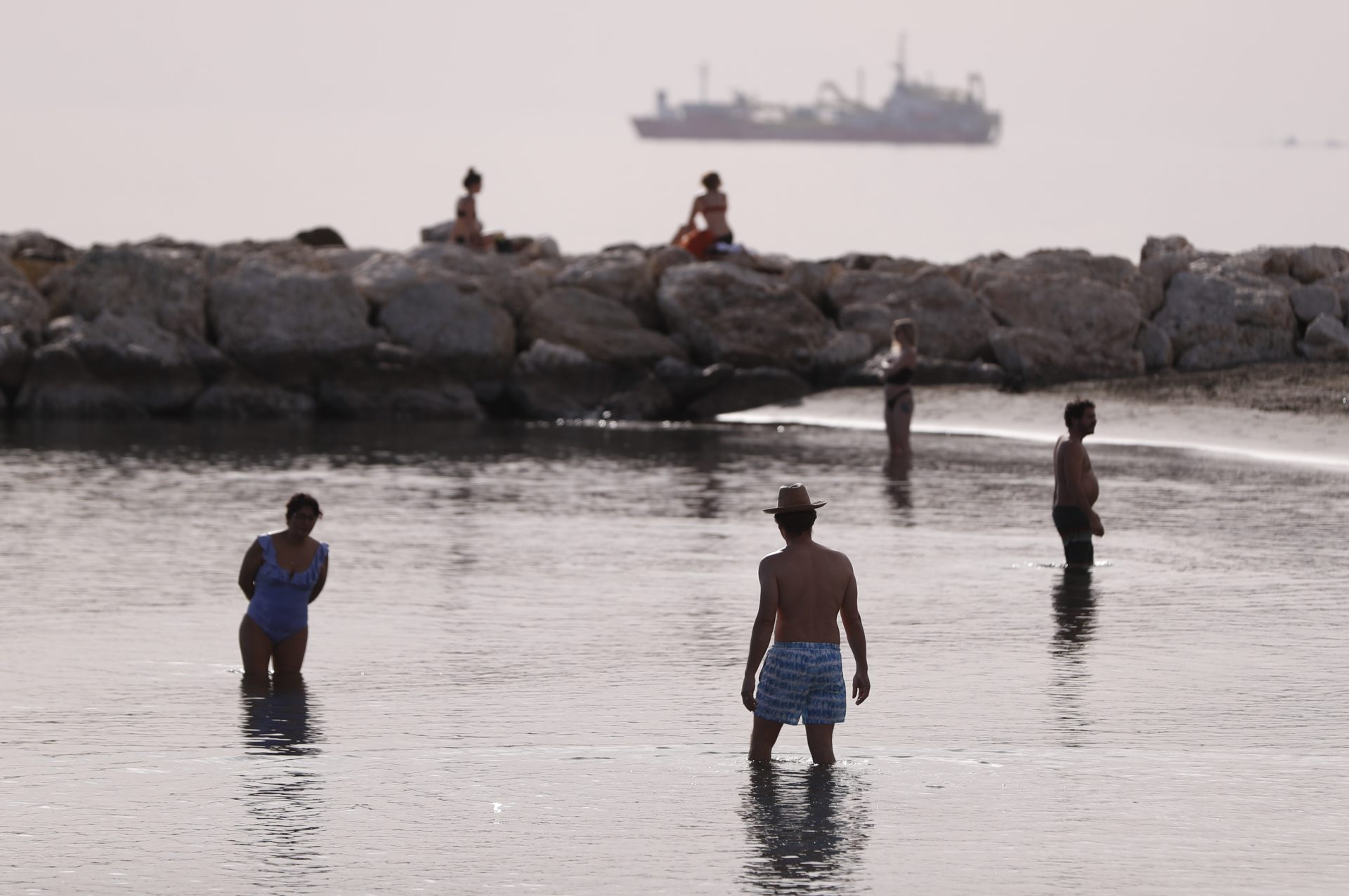 Varias personas disfrutan del buen tiempo en la playa del Palo, en Málaga, este domingo, en el día de Año Nuevo. EFE/ Jorge Zapata