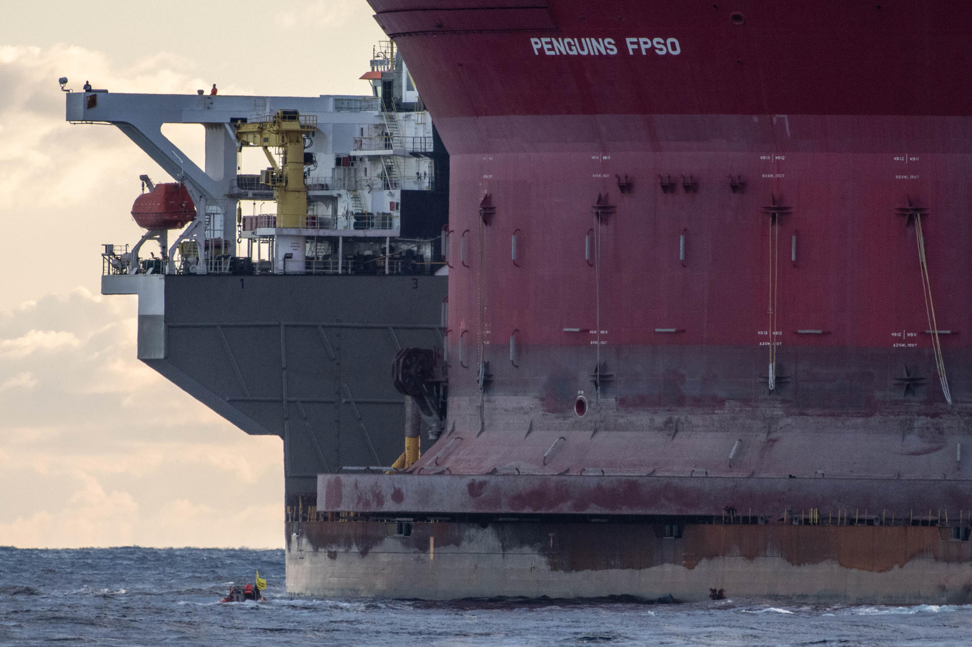 GRAFCAN5001. LAS PALMAS DE GRAN CANARIA (ESPAÑA), 31/01/2023.- Cuatro activistas de Greenpeace se han subido este martes a un barco que transporta una plataforma petrolífera de Shell en aguas al norte de Canarias para protestar por la perforación de gas y petróleo en el Mar del Norte, que es el destino de este buque. EFE/Chris J. Ratcliffe (Greenpeace) SÓLO USO EDITORIAL/SÓLO DISPONIBLE PARA ILUSTRAR LA NOTICIA QUE ACOMPAÑA (CRÉDITO OBLIGATORIO)