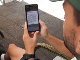 En la imagen de archivo, un joven revisa su móvil tras recibir una alerta de emergencia de prueba el pasado mes de noviembre. EFE/Nerea de Ara