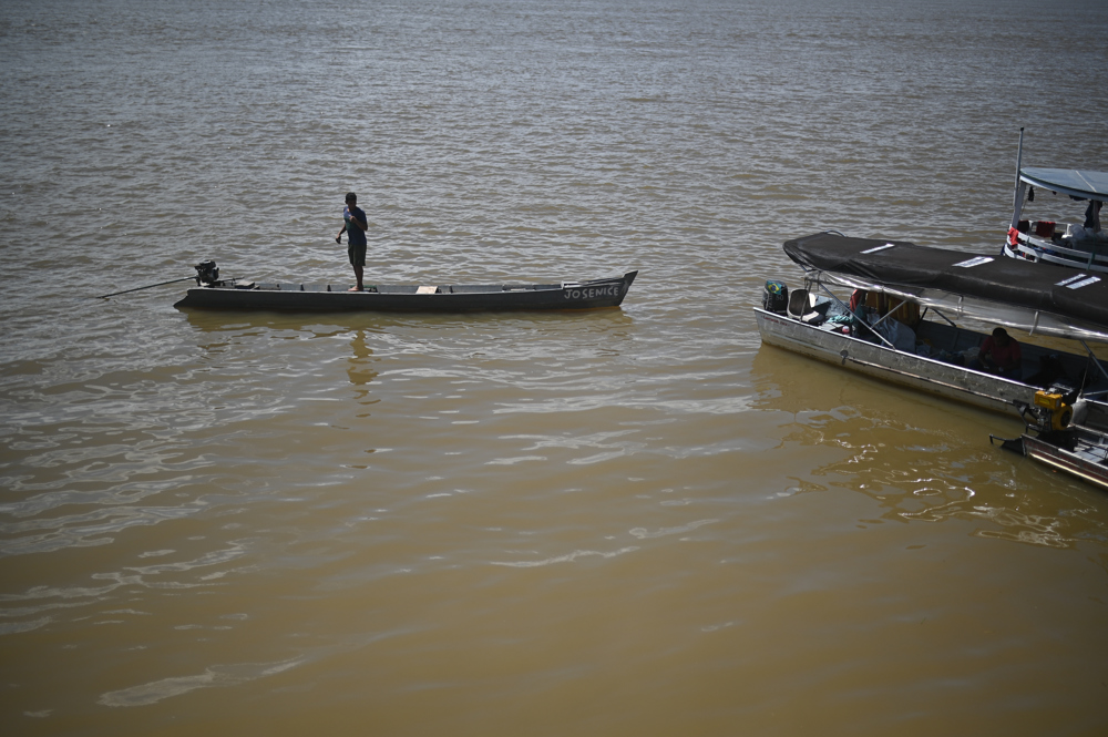 Un hombre navega por las aguas del río Tapajós, el 13 de febrero de 2023, en Itaituba, estado de Pará (Brasil). EFE/Andre Borges