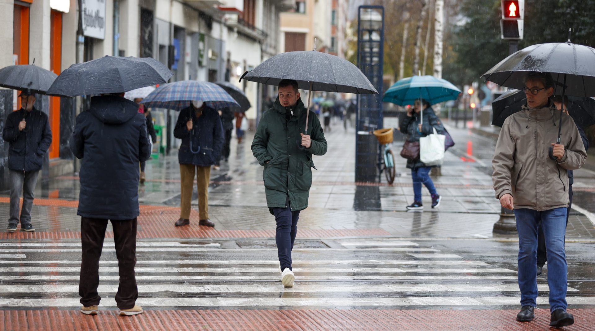 Personas con paraguas pasean por Bilbao. Archivo EFE/Luis Tejido
