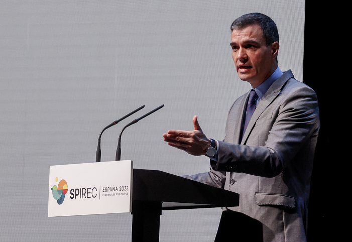 El presidente del Gobierno, Pedro Sánchez, interviene durante la apertura de la Conferencia Internacional de Energías Renovables SPIREC 23 en Madrid, este lunes. EFE/ Javier Lizon 