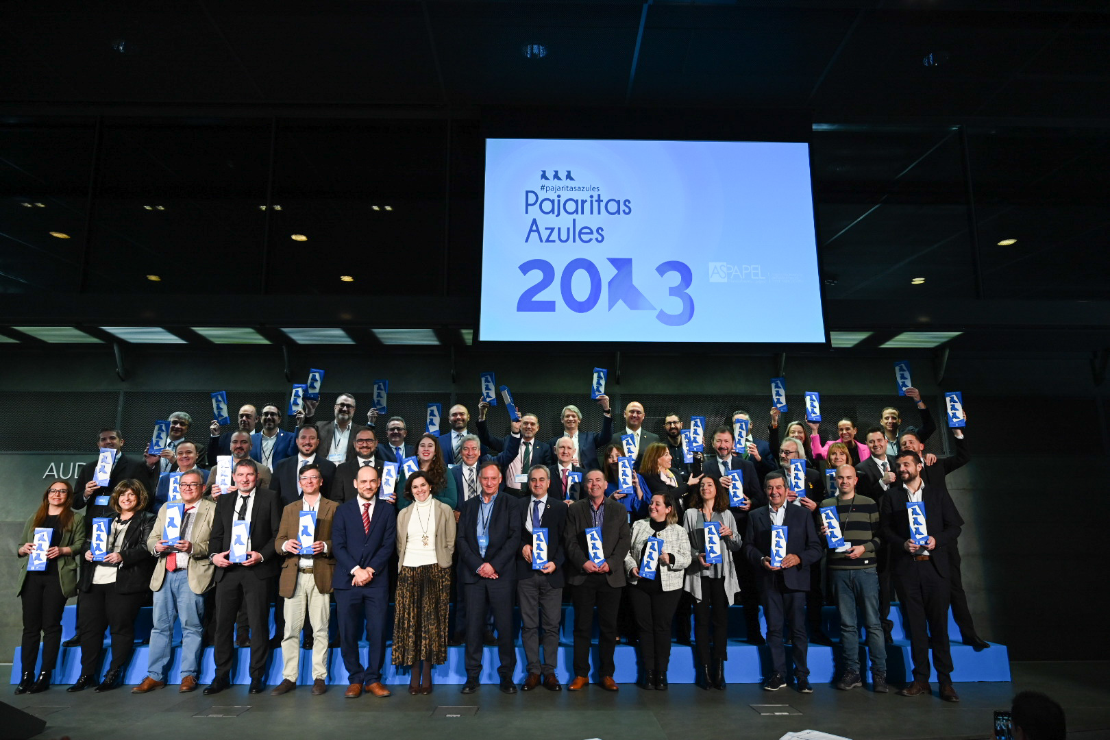 Fotografía de familia de los galardonados con los premios Pajaritas Azules. Imagen cedida por la Asociación Española de Fabricantes de Pasta, Papel y Cartón (Aspapel).