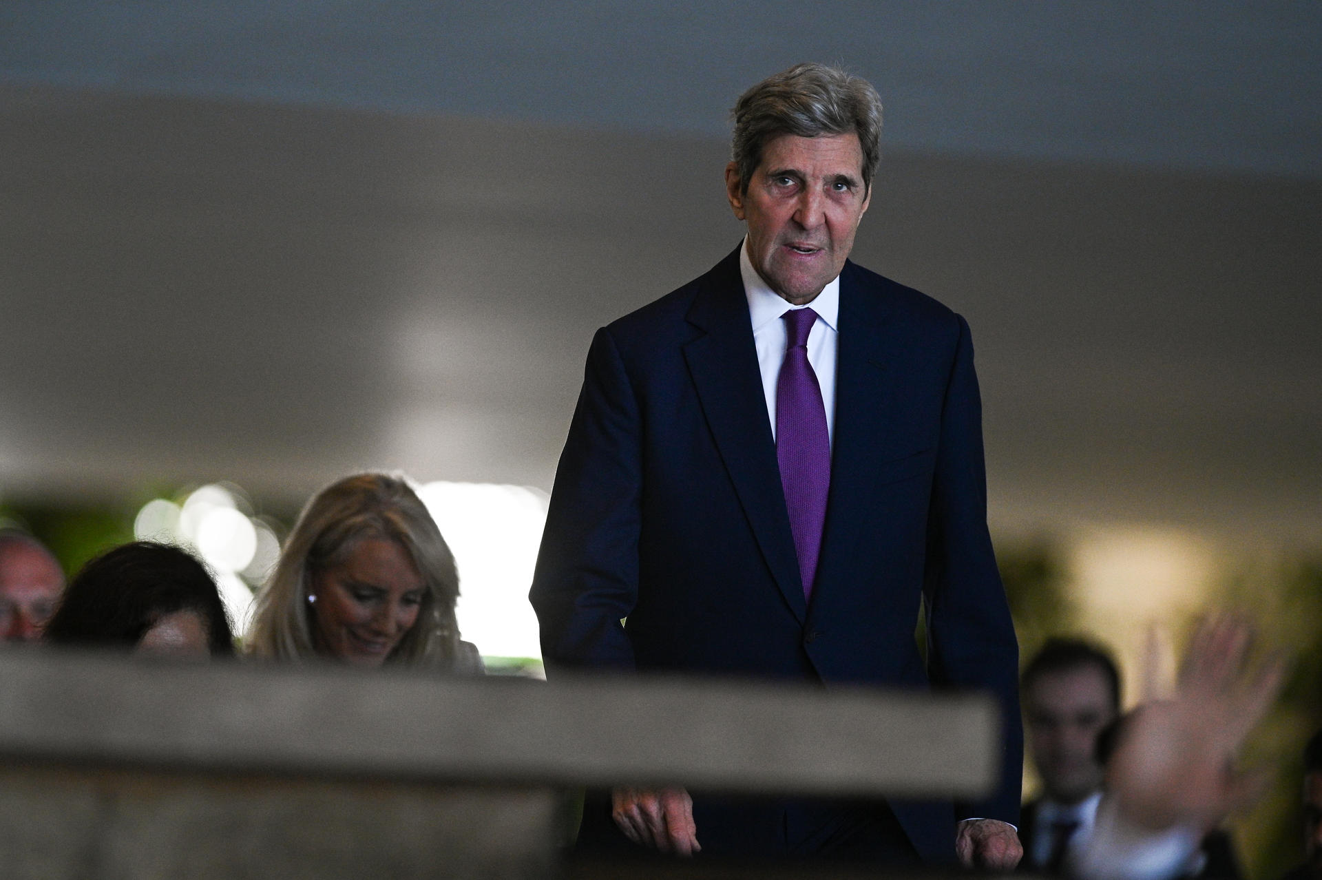 John Kerry, enviado especial del Presidente de los Estados Unidos de América para el Clima, llega para una reunión con la ministra de Medio Ambiente de Brasil, Marina Silva, este 27 de febrero de 2022, en el Palacio de Itamaraty, en Brasilia (Brasil). EFE/ Andre Borges