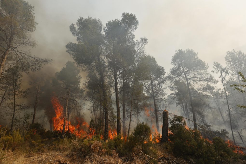 -FOTODELDIA- GRAFCVA2524. MONTAN (CASTELLÓN), 28/03/2023.-El incendio forestal del interior de Castellón, iniciado el pasado jueves y que hasta ahora ha arrasado 4.300 hectáreas, encara una nueva jornada activo y tras una jornada complicada en la que el objetivo principal ha sido contener el fuego para que no avanzara hacia la localidad de Montán y la Sierra de Espadán. En la imagen, el fuego en la localidad de Montán.EFE/ Biel Aliño