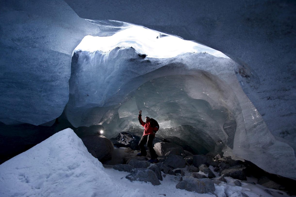 En la imagen de archivo, unos turistas visitan un iceberg a los pies del glaciar Morteratsch en Pontresina, sureste de los Alpes Suizos. EFE/Arno Balzarini