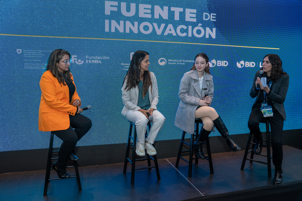 NUEVA YORK (ESTADOS UNIDOS), 25/03/2023.- (i-d) Gabriela Maldonado, jefa del Departamento de Investigación, Desarrollo e Innovación de la Empresa Pública Metropolitana de Agua Potable y Saneamiento de Quito; Jenifer Colpas, directora ejecutiva de Tierra Grata; Carla Ruiz, cofundadora de Wayru; y Antonella Vagliente, de Young Water Solutions, participan en el panel "Celebrating Source of Innovation", el 24 de marzo de 2023 en Nueva York (EE.UU.). La urgencia planteada por la crisis del agua potable en un entorno de cambio climático y las brechas de saneamiento están acelerando la búsqueda de soluciones en las que se dan la mano el sector público y el privado además de la innovación que, en muchas ocasiones, está ligada al ingenio de las mujeres. EFE/Ángel Colmenares