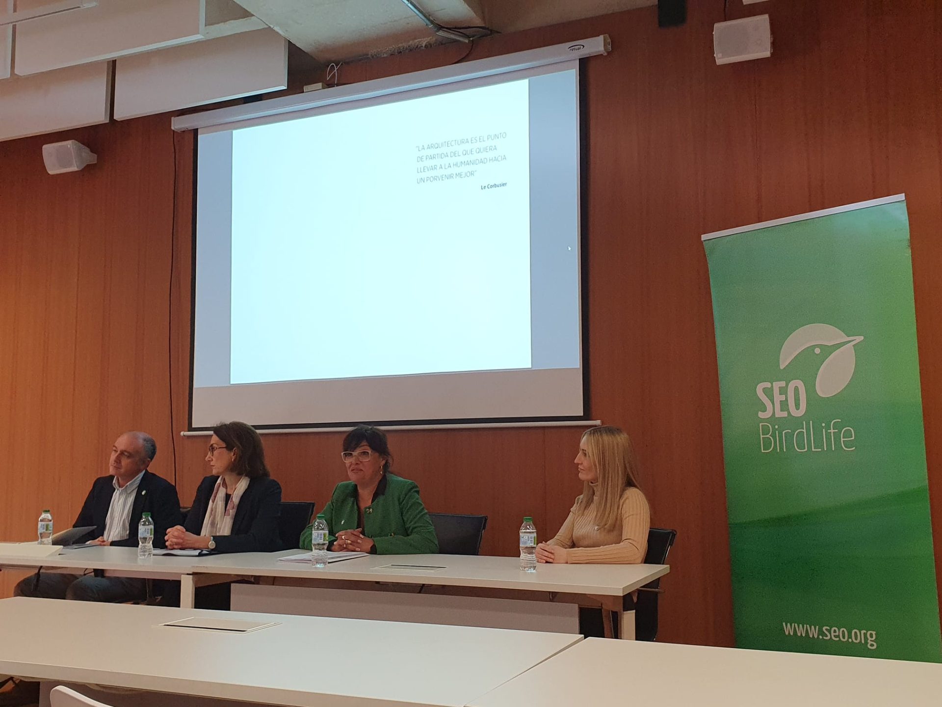 De izquierda a derecha: Miguel Ángel García Grande, arquitecto experto en sostenibilidad; María Jesús Rodríguez de Sancho, directora general de Biodiversidad, Bosques y Desertificación del Ministerio para la Transición Ecológica y el Reto Demográfico; Asunción Ruiz, directora ejecutiva de SEO/BirdLife; y Laura Granell, arquitecta y profesora asociada en la Universidad Politécnica de Cataluña. EFE/David Vargues