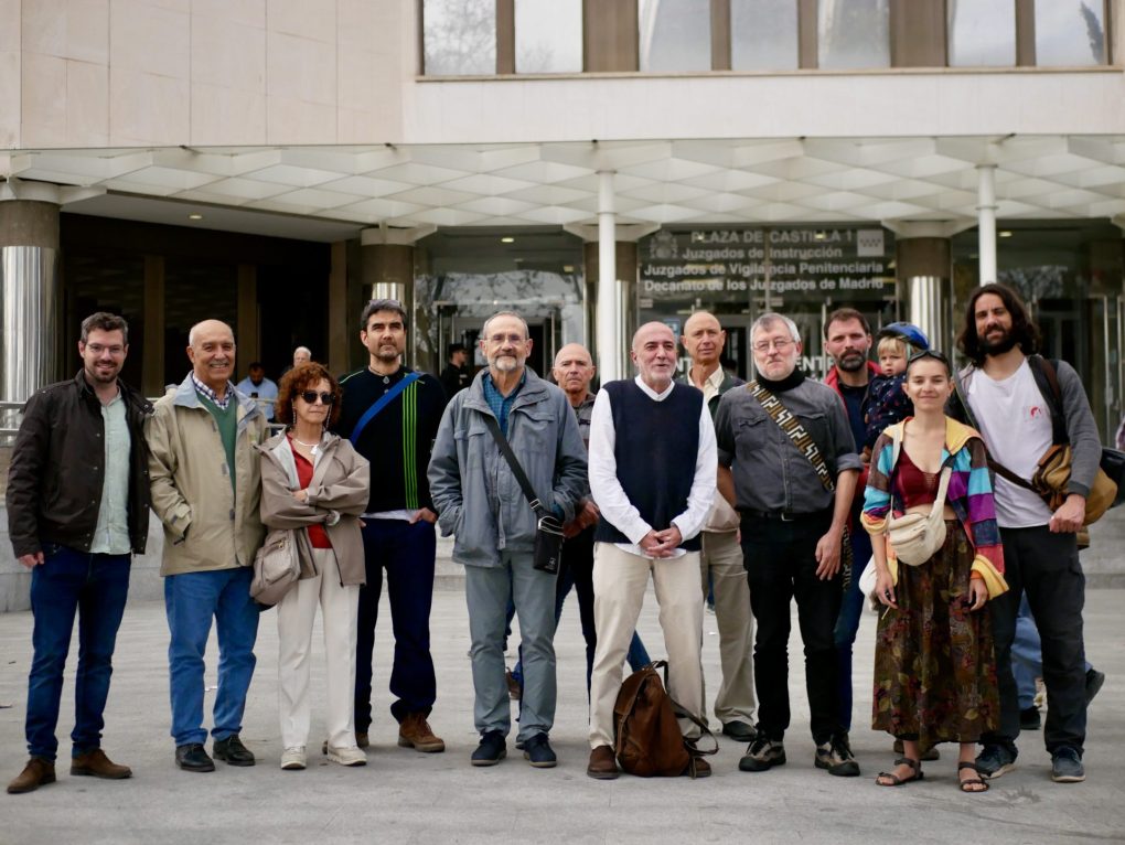 Los activistas climáticos que han acudido a los juzgados de Plaza de Castilla para apoyar a sus compañeros investigados por la protesta del pasado abril en el Congreso de los Diputados. EFE/Marta Montojo