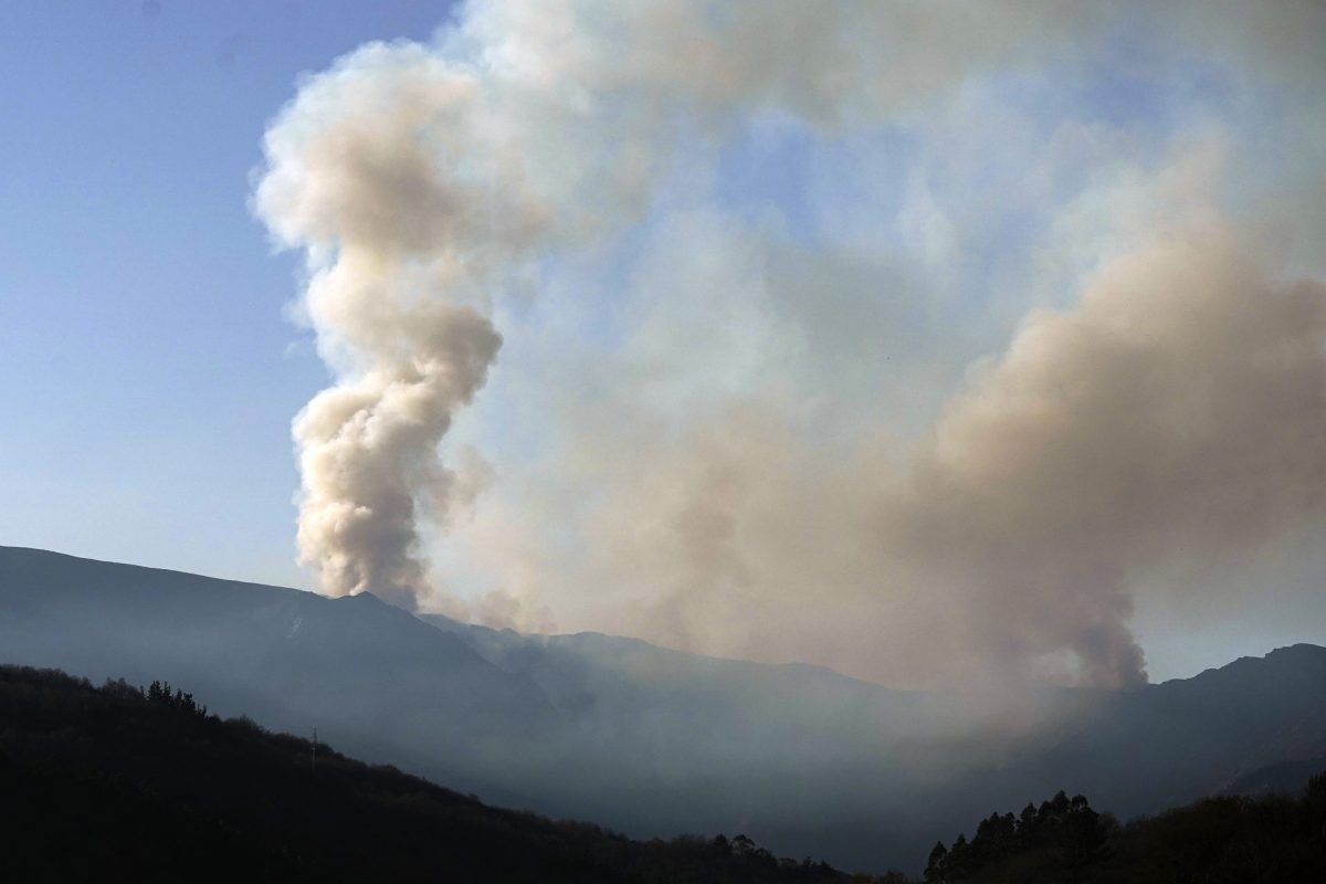 Vista de archivo de un incendio en el Principado de Asturias. EFE/Paco Paredes