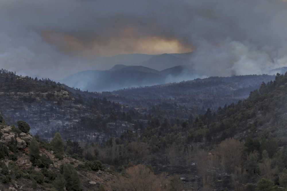 Vista general del incendio forestal declarado ayer en el término municipal de Villanueva de Viver, en la zona limítrofe de las provincias de Castellón y Teruel. EFE/Manuel Bruque