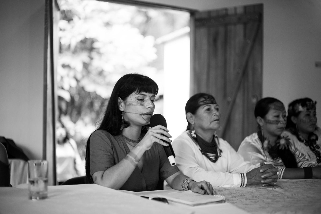 Nina Gualinga durante una rueda de prensa con las Mujeres Amazónicas. Foto: Alice Aedy