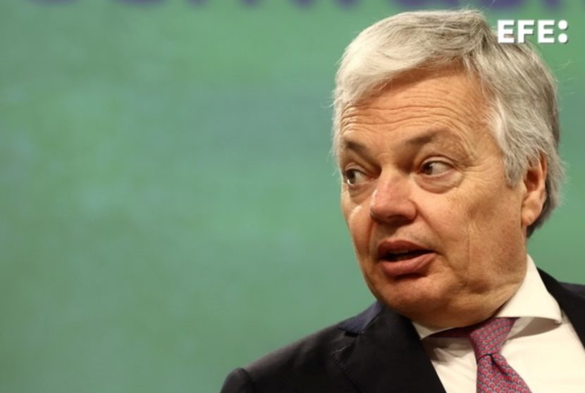 Bruselas (Bélgica), 22/03/2023.- El comisario europeo de Justicia, Didier Reynders, y el comisario europeo de Medio Ambiente, Océanos y Pesca (no en la foto) intervienen en una rueda de prensa sobre las medidas a tomar contra el "greenwashing" y el derecho a reparar, tras la reunión semanal del Colegio de Comisarios europeos en Bruselas (Bélgica), el 22 de marzo de 2023. (Bélgica, Bruselas) EFE/EPA/STEPHANIE LECOCQ