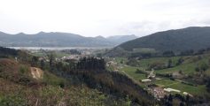 ARTEAGA (BIZKAIA), 05/04/2023.- Imagen de archivo del pasado 08/04/2022 en la reserva de la biosfera de Urdaibai (Bizkaia), donde se analiza la viabilidad del pago por servicios ambientales, en el marco del programa europeo "Life Urbaso", medida que se ha convertido en una experiencia de "éxito" en Costa Rica para la protección de la biodiversidad del país. EFE/Luis Tejido