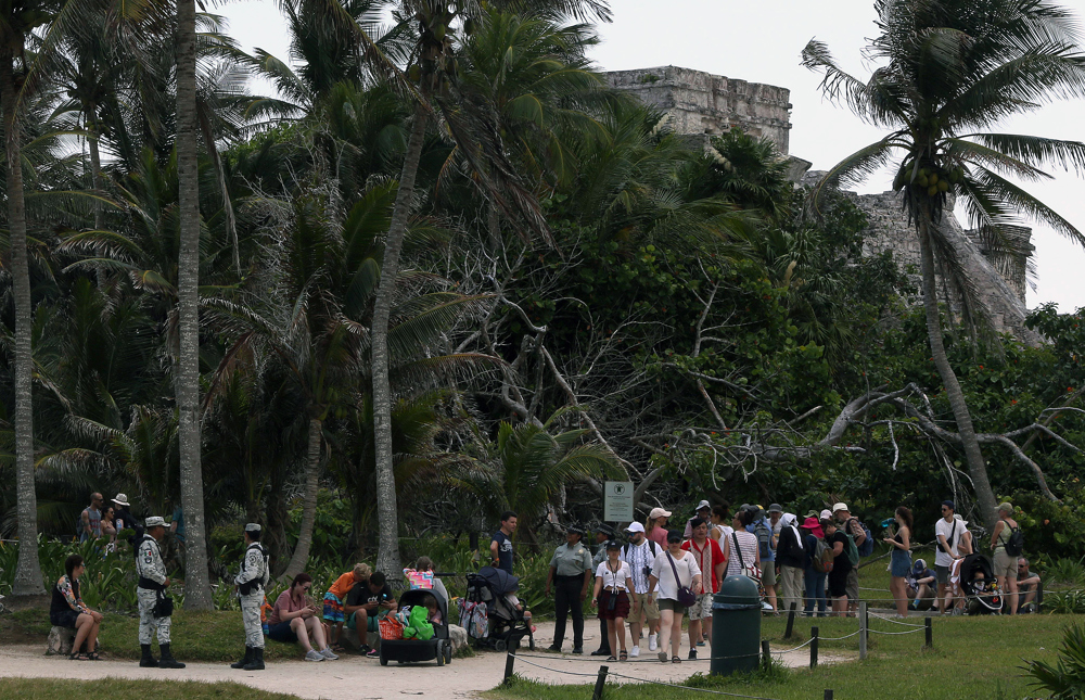 Turistas visitan el Parque del Jaguar, el 12 de abril de 2023, en la zona arqueológica de Tulum, en Quintana Roo (México). El Gobierno mexicano protege con la militarizada Guardia Nacional y un nuevo parque el Área de Protección de Flora y Fauna del Jaguar, la segunda mayor reserva ambiental del Caribe mexicano, en Quintana Roo, y la que tiene mayor riesgo de invasiones por estar en una de las principales zonas turísticas y de especulación. EFE/Alonso Cupul