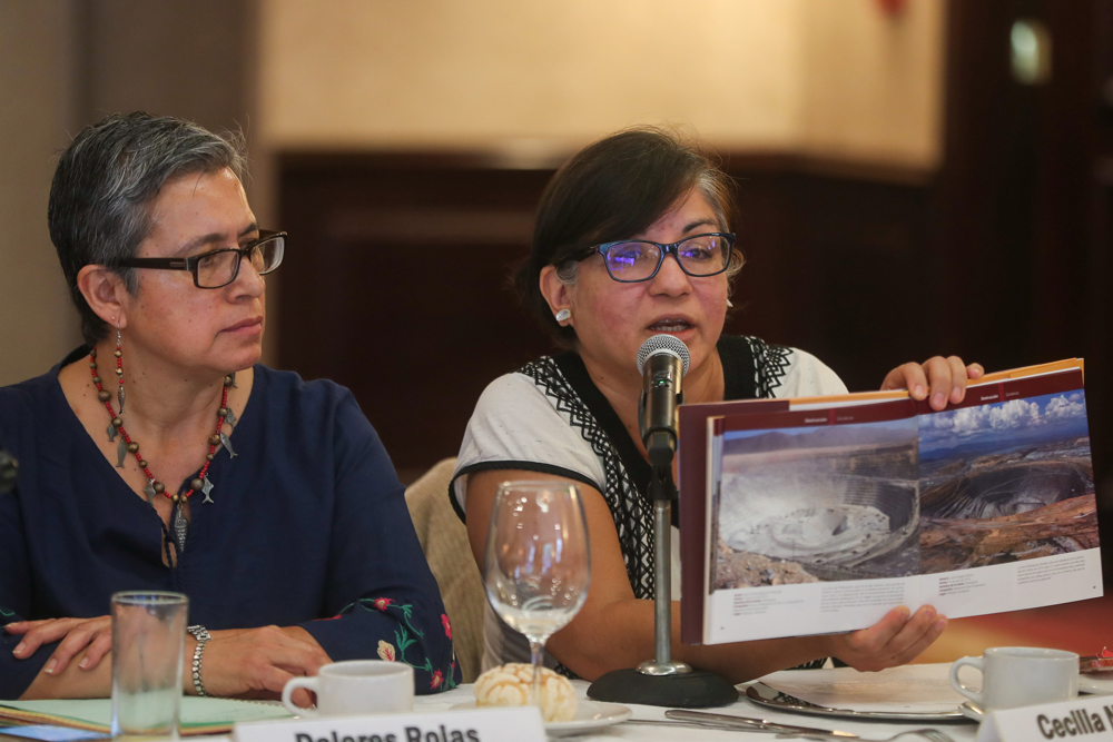 CIUDAD DE MÉXICO (MÉXICO), 11/04/2023.- La representante de la Colectiva ¡Cambiemos Ya!, Cecilia Navarro (d), y la representante de la Fundación Heinrich Böll, Dolores Rojas, durante una rueda de prensa hoy, en Ciudad de México (México). Más de la mitad, el 55 %, de las minas metálicas en territorio mexicano no reportan sus contaminantes, y el 62 % opera sin concesión de agua, reveló el primer mapa minero en México, presentado este martes en medio de una iniciativa de reforma para restringir la minería. EFE/Isaac Esquivel