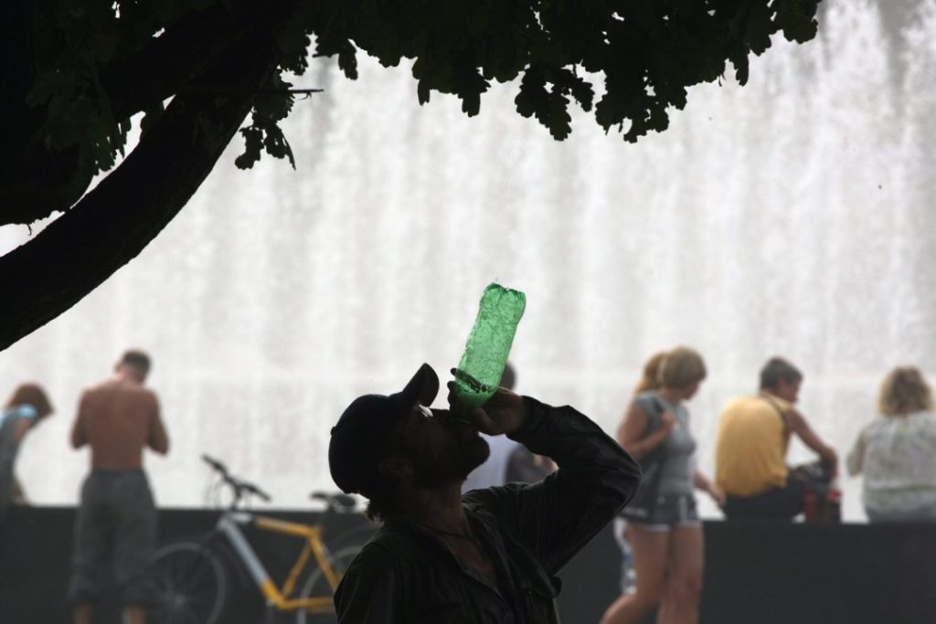 Fotografía de archivo de un hombre bebiendo un refresco. EFE/ANATOLY MALTSEV