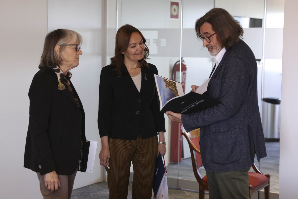 Gabriel Cañas, Carol Portabella y Arturo Larena tras la firma del protocolo de colaboración entre EFE y la Fundación Príncipe Alberto II de Mónaco.