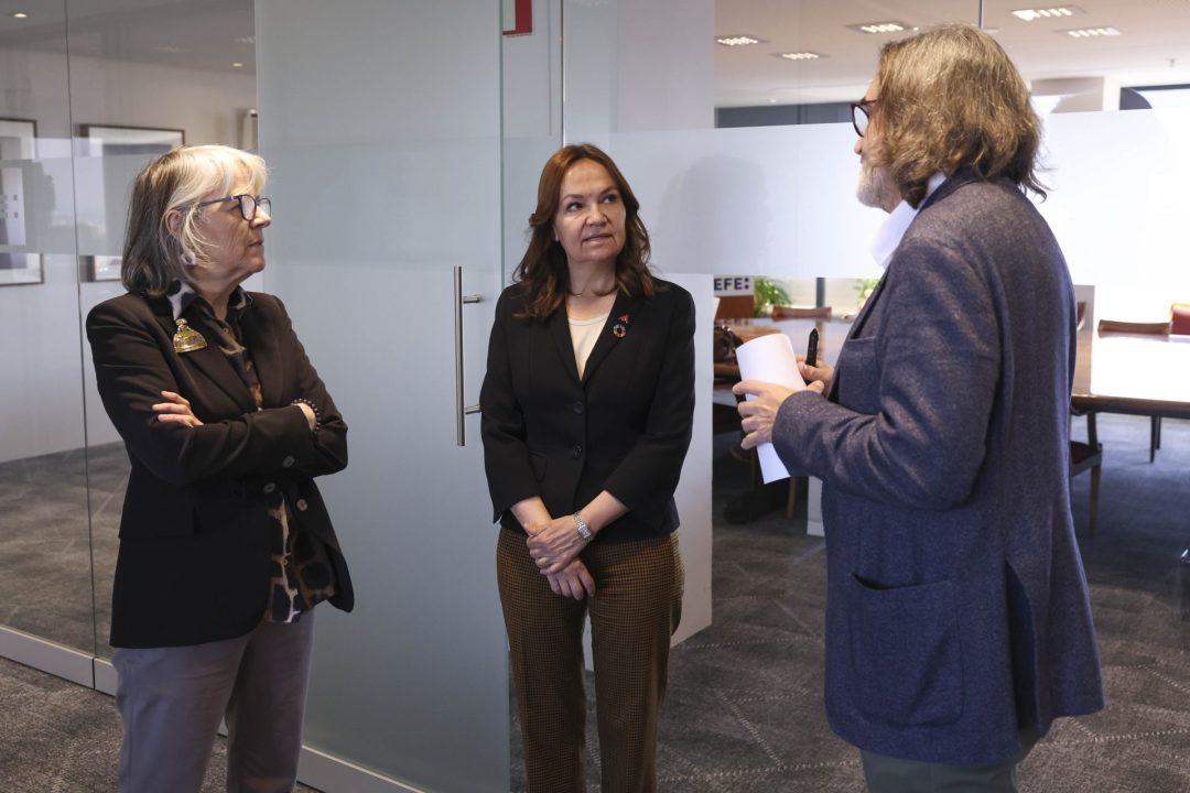 Gabriel Cañas, Carol Portabella y Arturo Larena tras la firma del protocolo de colaboración entre EFE y la Fundación Príncipe Alberto II de Mónaco.