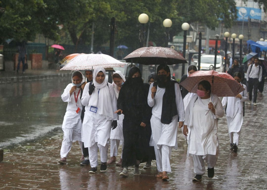 La India estima recibir una cantidad "normal" de lluvias monzónicas en los próximos meses pese a la posible aparición del fenómeno meteorológico "El Niño", según el Departamento de Meteorología de la India (IMD). EFE/EPA/FAROOQ KHAN