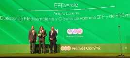 El presidente de Iberdrola, Ignacio Sánchez Gala (i); el director de Medio Ambiente y Ciencia de la Agencia EFE, Arturo Larena (c) y el presidente del Ejecutivo extremeño en funciones, Guillermo Fernández Vara, durante la entrega del premio Convive. Foto: Javier Valenzuela, Apia