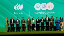 Fotografía del presidente de Iberdrola, Ignacio Sánchez Galán (c), junto a los galardonados con los primeros premios Iberdrola Convive. © Iberdrola