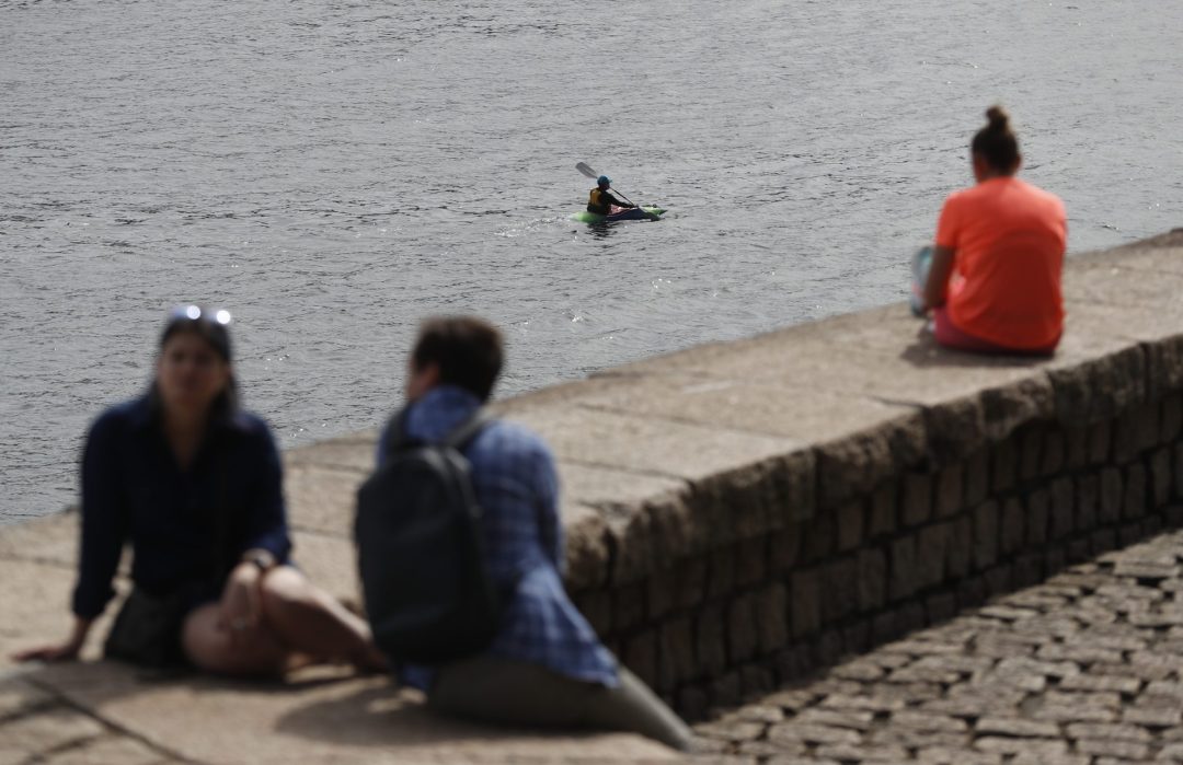 Turistas y donostiarras disfrutan este miércoles en el Peine del Viento de San Sebastián, que registra temperaturas que pueden superar los 30 grados. EFE/Juan Herrero