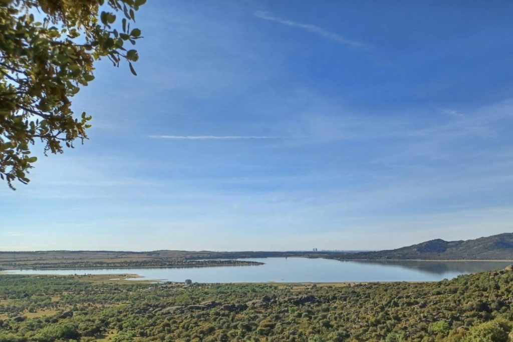 Estado del embalse de Santillana (Manzanares el Real), a finales de abril. EFE/ Juan Carlos Fraile