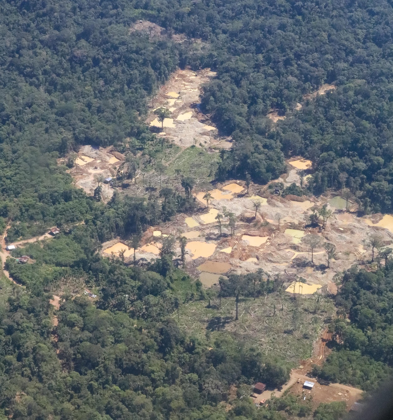 ACOMPAÑA CRÓNICA: ECUADOR MEDIOAMBIENTE. QUI01. GUAYUSA (ECUADOR), 31/05/2023.- Fotografía aérea que muestra el sector de Guayusa en el Rio Punino, el 7 de mayo de 2023, en la provincia del Napo (Ecuador). Con centenares de maquinarias pesadas que remueven vorazmente el subsuelo de los ríos de la Amazonía ecuatoriana en busca de oro, la minería ilegal e irregular crece como amenaza para la conservación de la selva amazónica de Ecuador al avanzar con una velocidad sin precedentes. EFE/ Iván Izurieta
