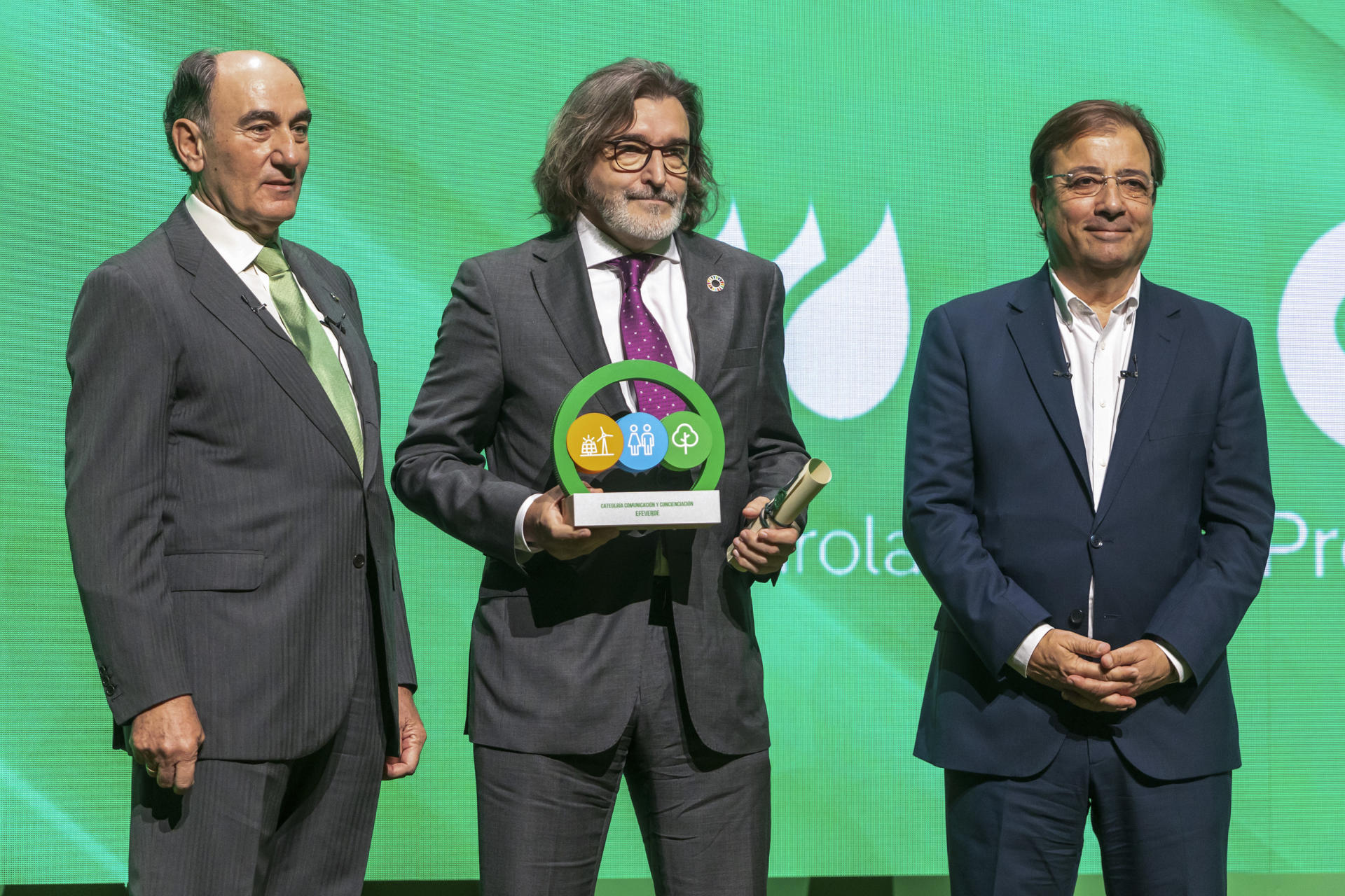 MÉRIDA, 31/05/2023.- Ee presidente de Iberdrola, Ignacio Sánchez Galán (i), y el presidente de la Junta de Extremadura en funciones, Guillermo Fernández Vara (d), entregan al director de Medio Ambiente y Ciencia y de EFEverde de la Agencia EFE, Arturo Larena, el primer Premio Convive a la mejor práctica o iniciativa de comunicación y concienciación para la convivencia entre energías renovables y el entorno, concedido a la plataforma global de periodismo ambiental de la Agencia EFE, EFEverde, durante una ceremonia celebrada este miércoles en Mérida. EFE/ Jero Morales