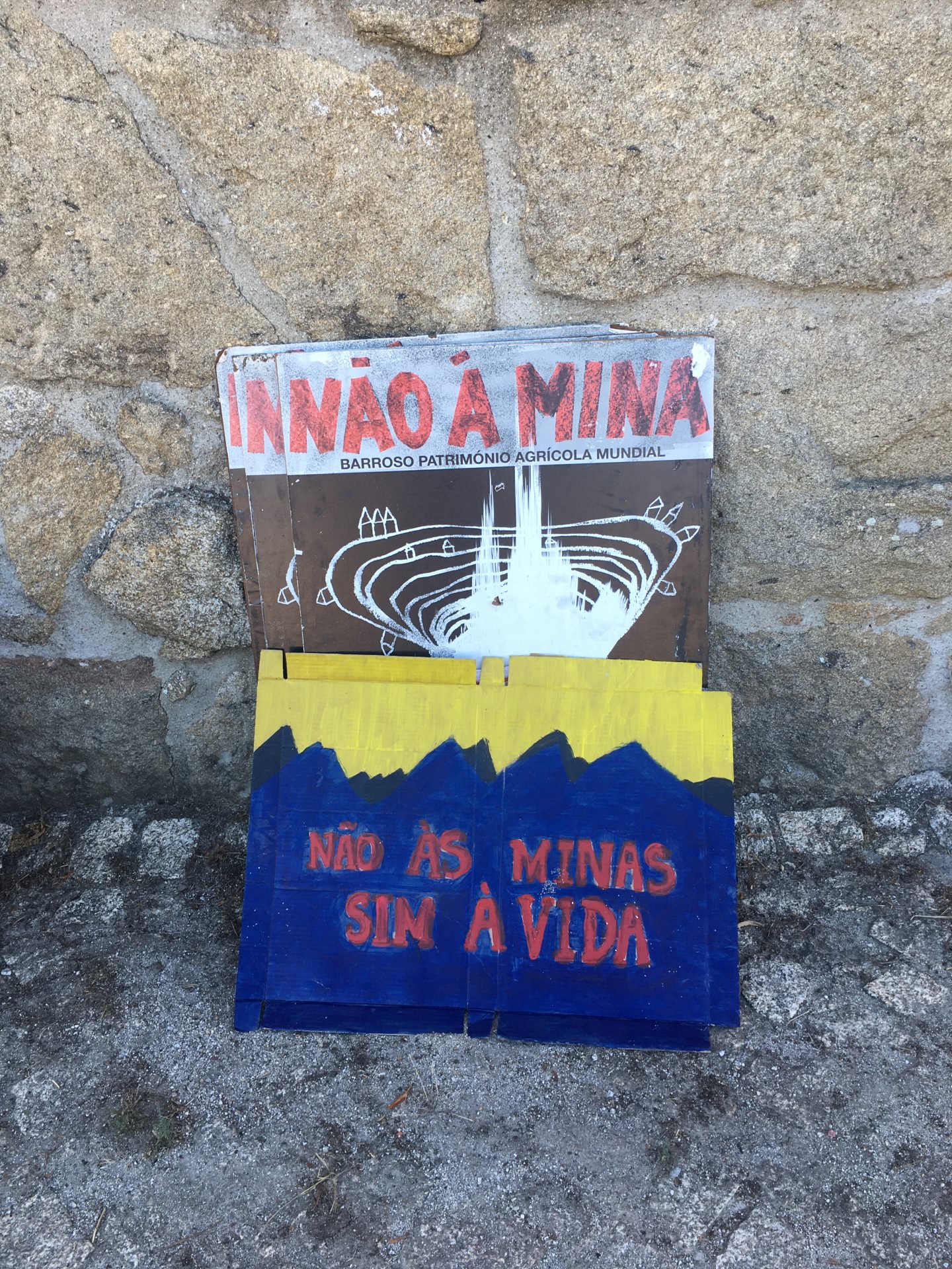 Pancarta de protesta realizada por la Associación Unidos en Defensa de Covas do Barroso. Foto Marina Otero SOLO USO EDITORIAL