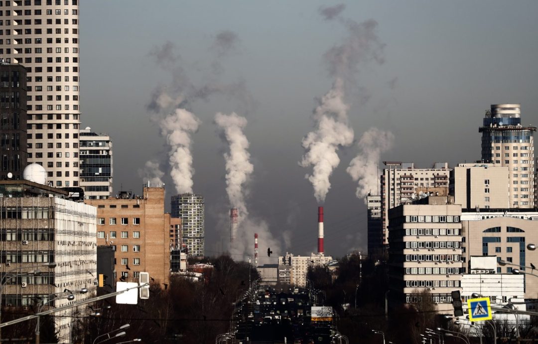 Imagen de archivo de grandes columnas de humo de las chimeneas de una central térmica en Moscú. EFE/Maxim Shipenkov