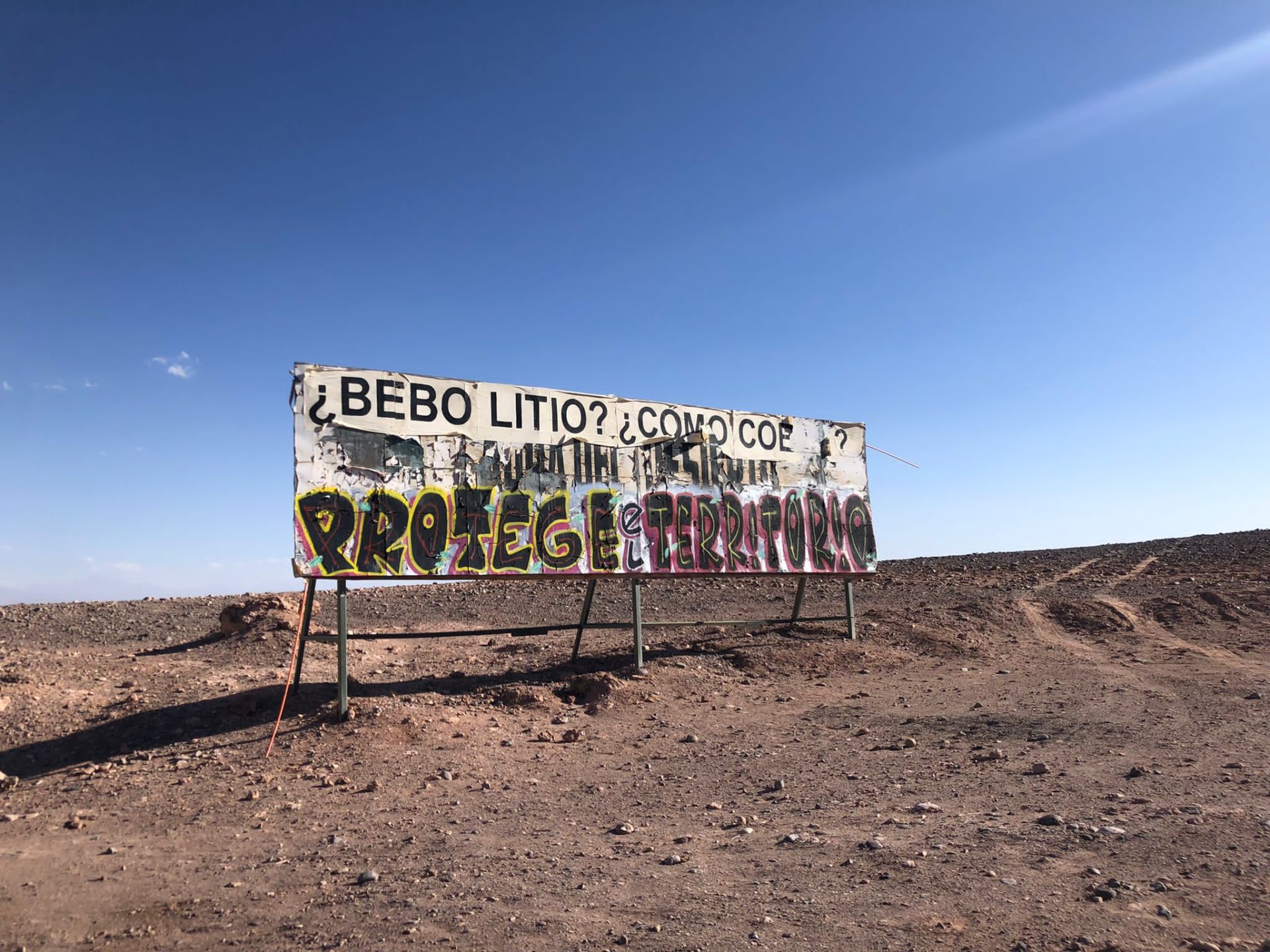 Cartel de protesta contra el extractivismo en San Pedro de Atacama, Chile. Foto: Marina Otero SOLO USO EDITORIAL